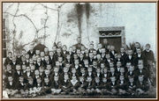 fin XIX une classe devant le presbytère au Guern